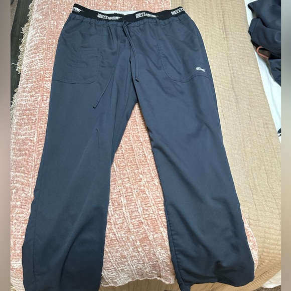 Greys anatomy scrub medium top AND joggers. - Picture 7 of 9